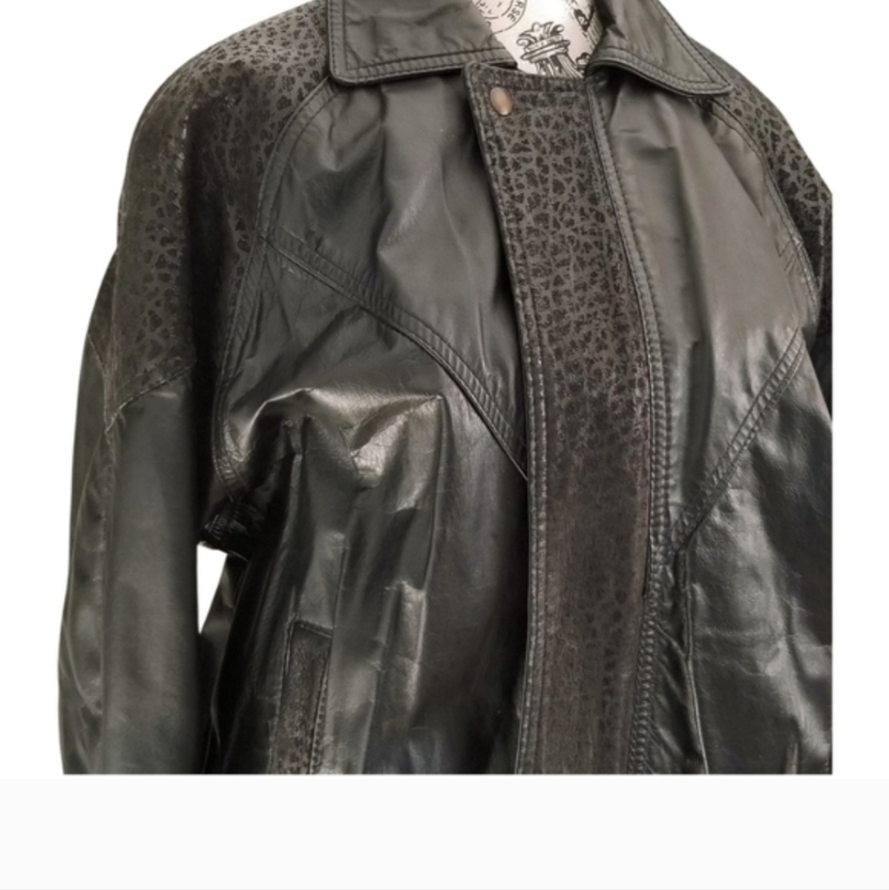 ๐จ๐ฆ Vintage 90s Black Leather Bomber Jacket Embossed Leopard Texture - Picture 3 of 6